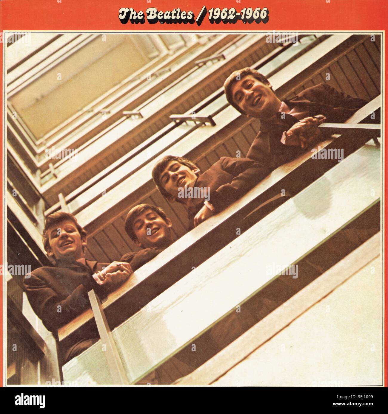 Vintage 1973 The Beatles 1962-1966 Vinyl-LP-Kompilationstitelseite, bekannt als The Red Album, mit dem ikonischen Gruppenfoto vom EMI House-Balkon-Treppenhaus. Stockfoto
