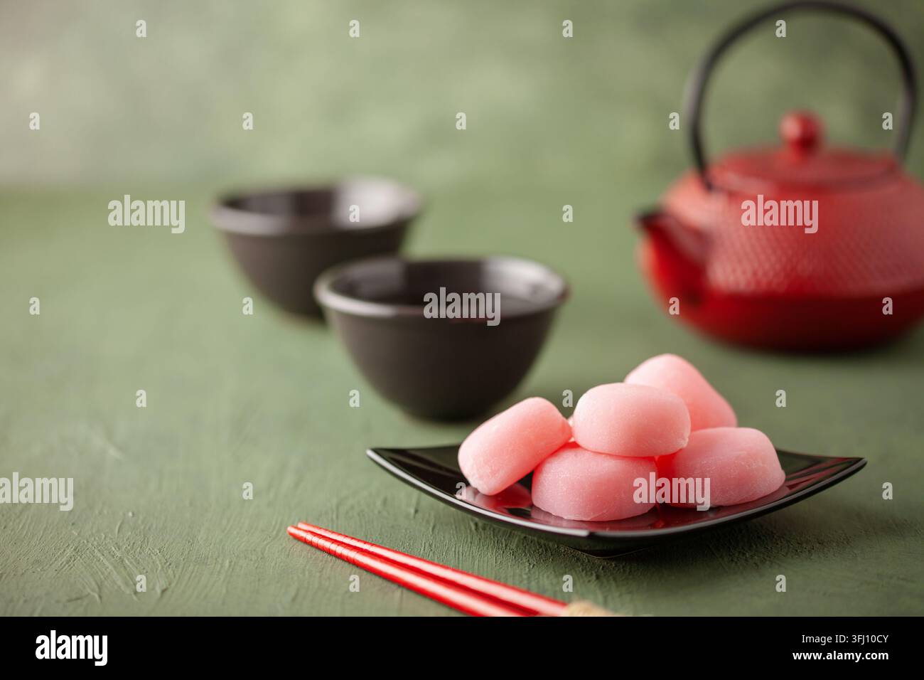 Japanischer Reis süßes Dessert Mochi auf Teller. Stockfoto
