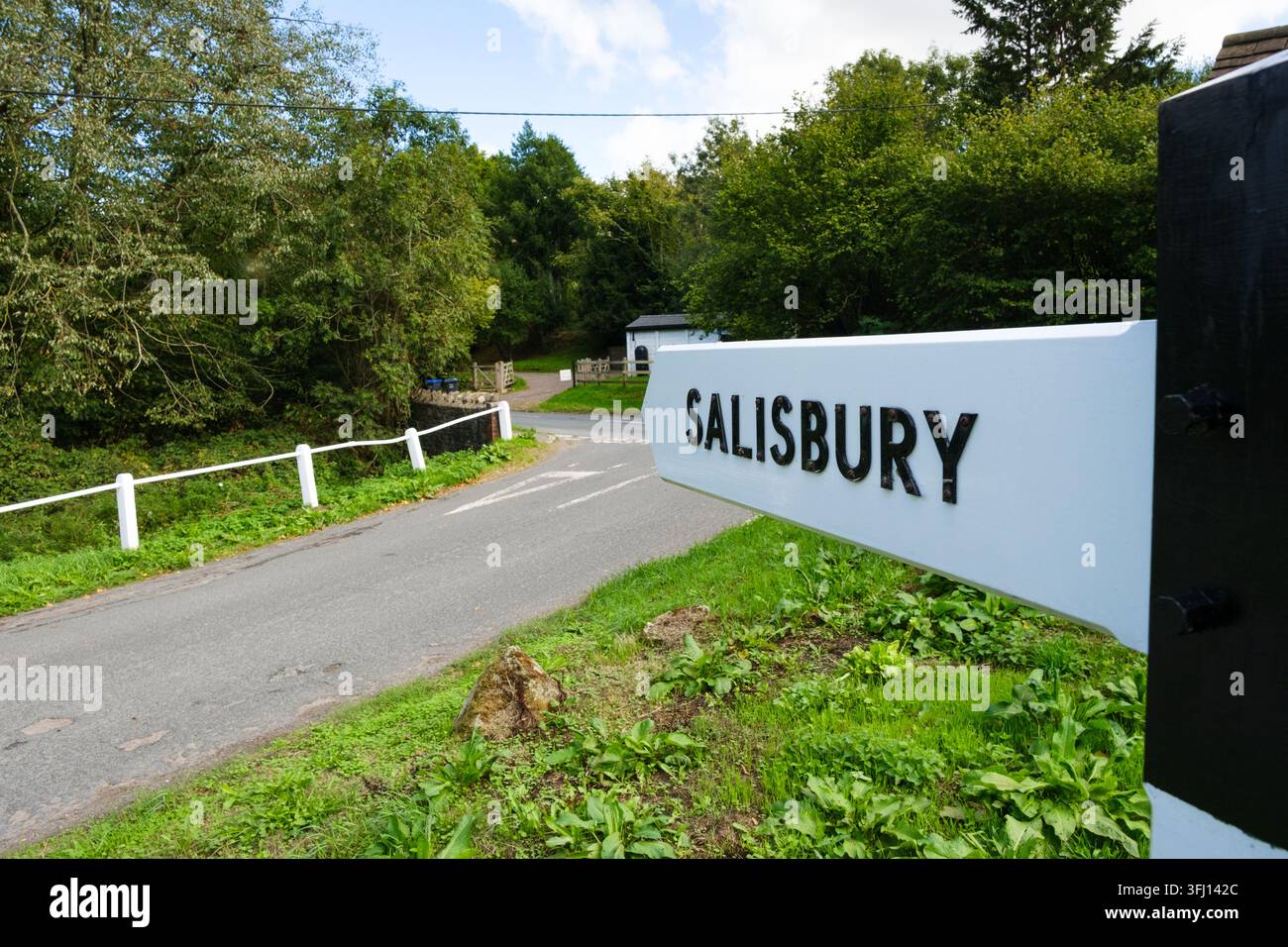 Ein traditionelles altes Landstraßen-Verkehrsschild mit Salisbury an einer Landstraße. Stockfoto
