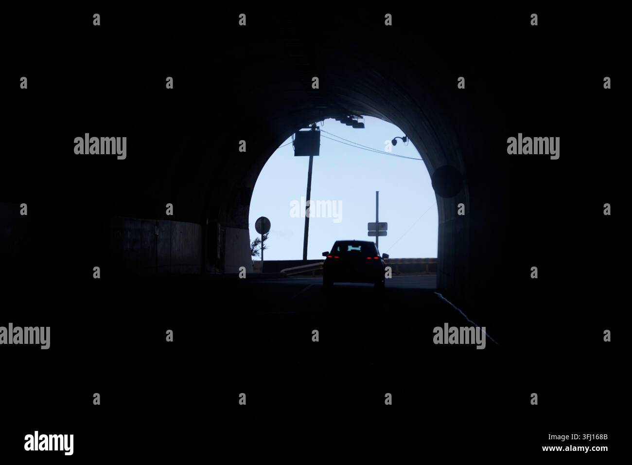 Licht am Ende des Tunnels, das durch den Schnellweg-Tunnel in Madeira, Portugal, fährt Stockfoto