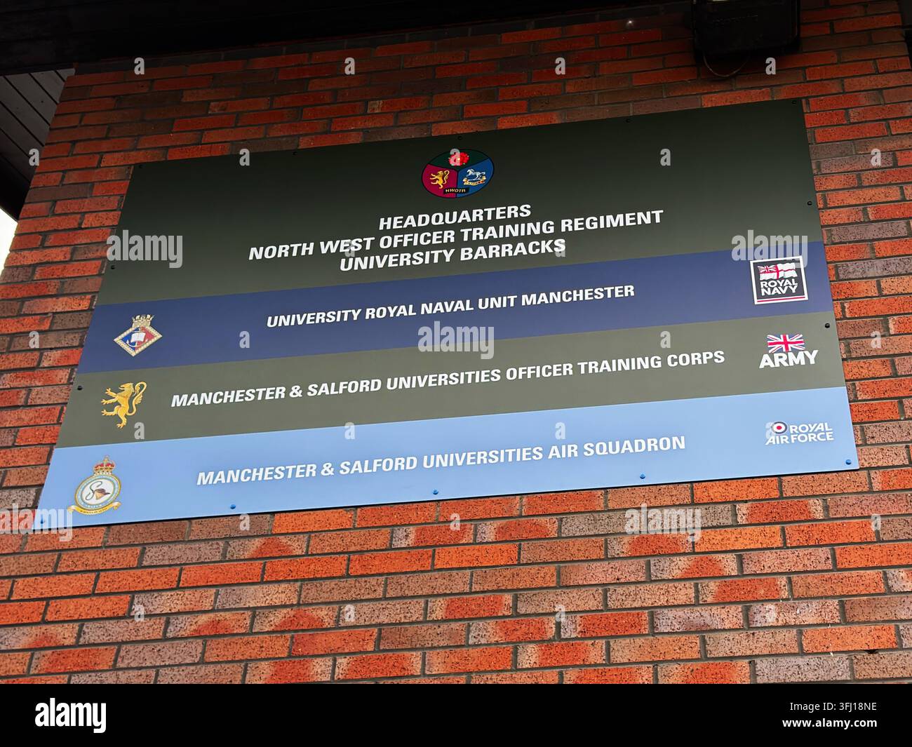 Manchester, UK - 10. Mai 2026: Außenansicht eines Backstein-Gebäudes der militärischen Universität mit offizieller Trainingsbeschilderung in Manchester, UK. Stockfoto