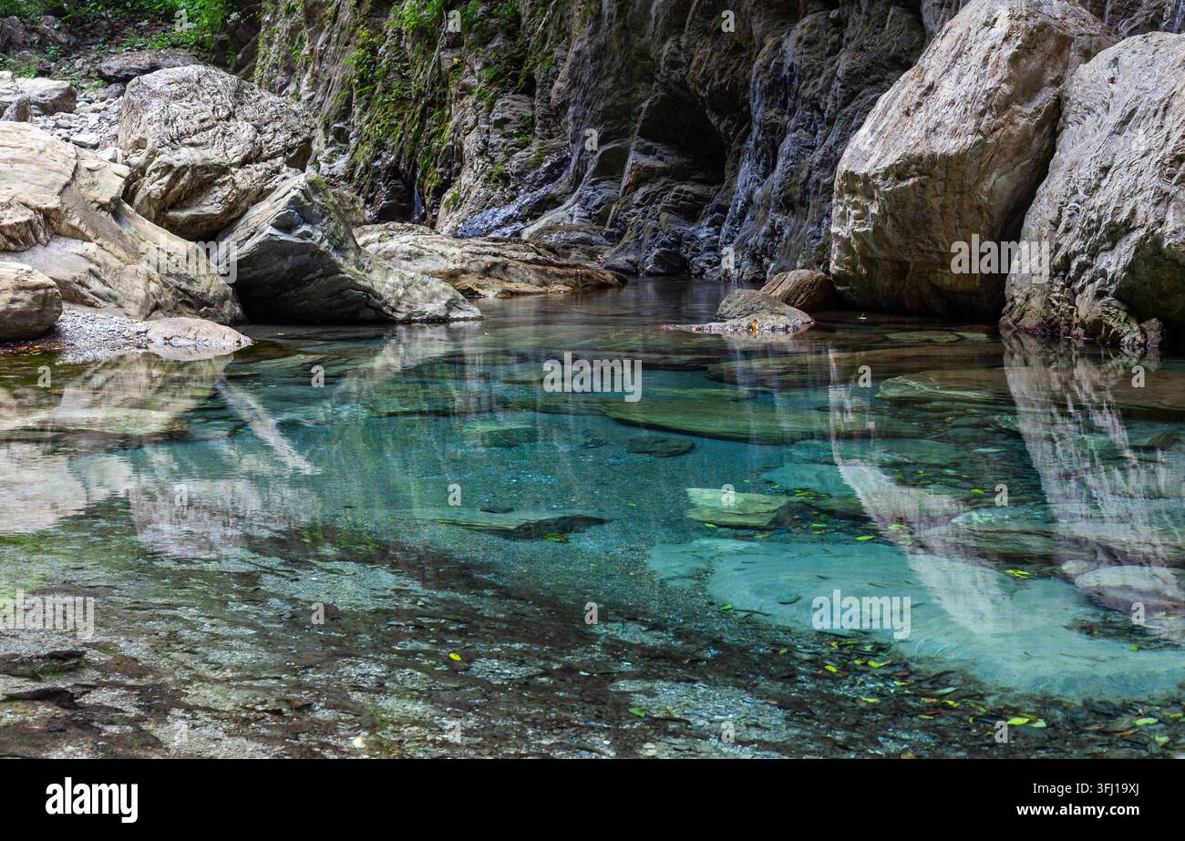 Taiwan Sanzhanxi-Fluss türkisblaues Wasser. Große Granitblöcke säumen den klaren Bergbach in Hualien. Landschaft des Taroko-Schlucht-Nationalparks. Stockfoto