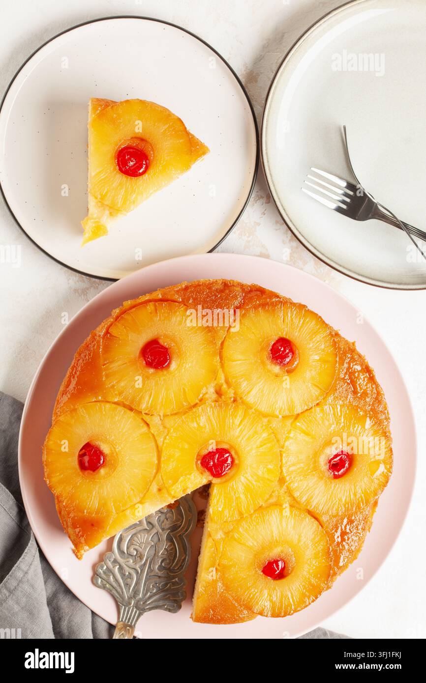 Hausgemachte Ananaskuchen mit kandierten Kirschen. Tropisches Dessert auf weißem Hintergrund. Draufsicht Stockfoto