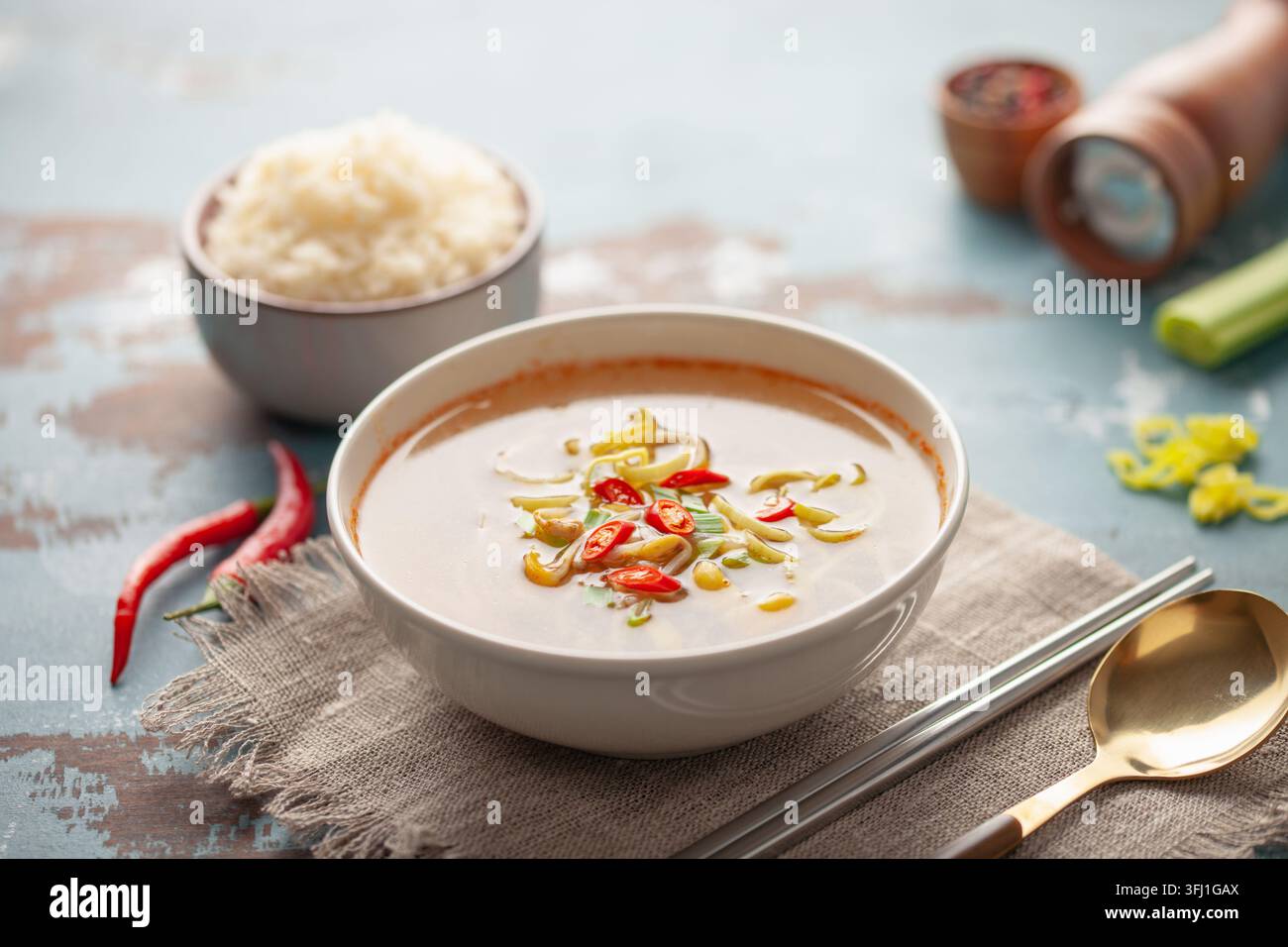 Koreanische Sojasprossen-Suppe. Kongnamul Guk. Stockfoto