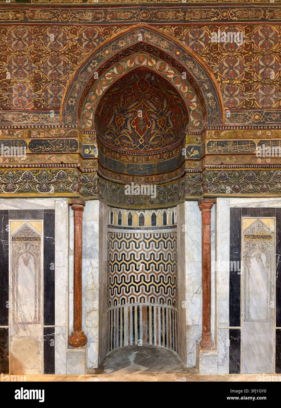 Bemalte Muqarnas-Nische über einer marmorverkleideten Wand, Mausoleum von Imam al-Shafi'i, Kairo, Ägypten Stockfoto