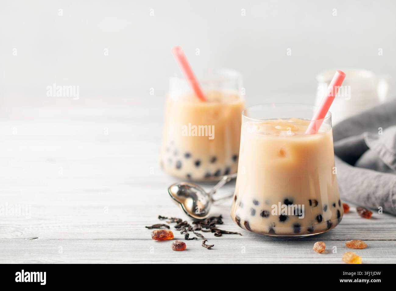 Hausgemachter Milk Bubble Tea mit Tapioka-Perlen und Eiswürfel Stockfoto