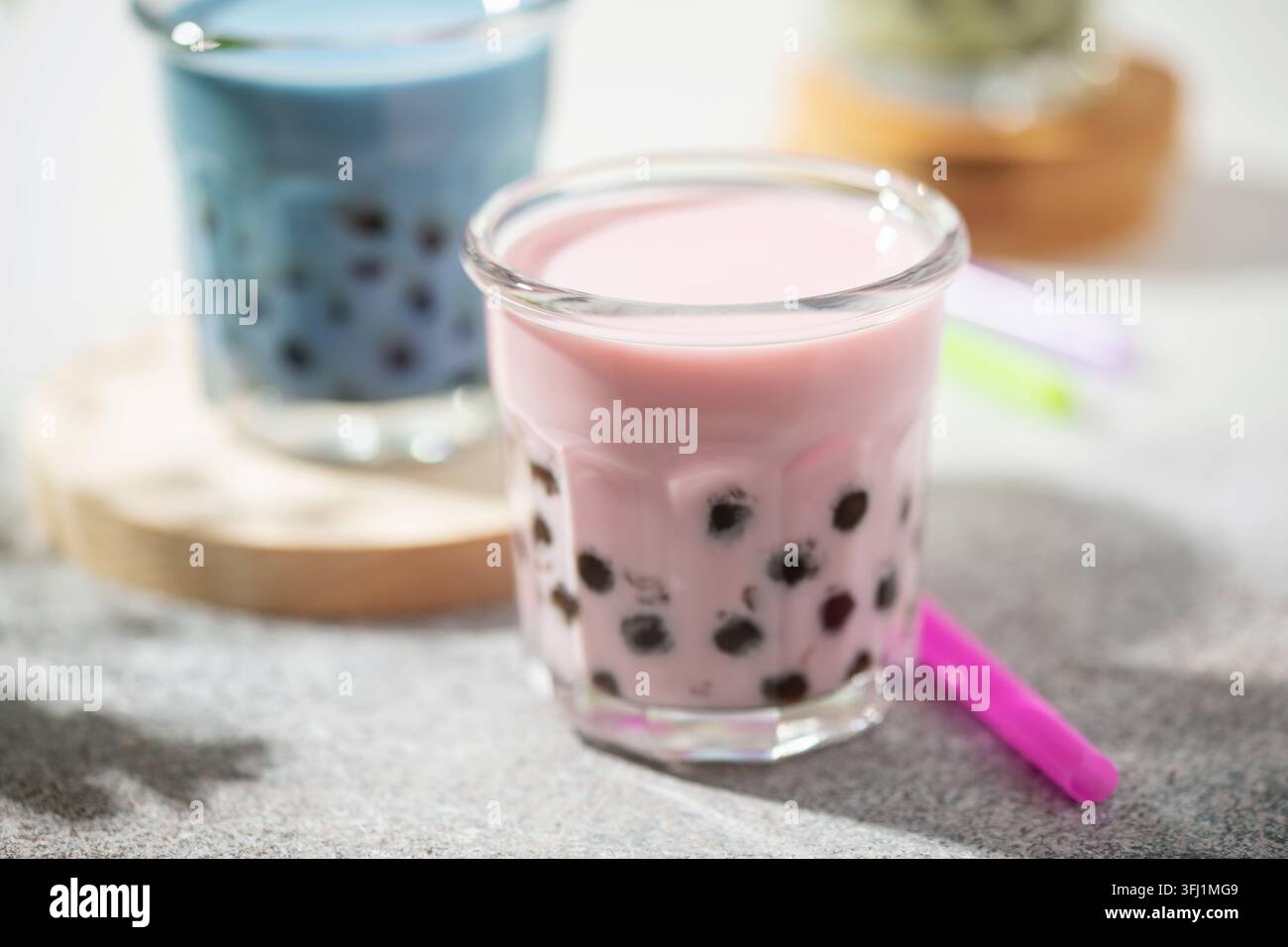 Verschiedene gesunde vegane Getränke Matcha Latte mit Boba oder Tapioka Perlen in Gläsern. Bubble Tea-Konzept Stockfoto
