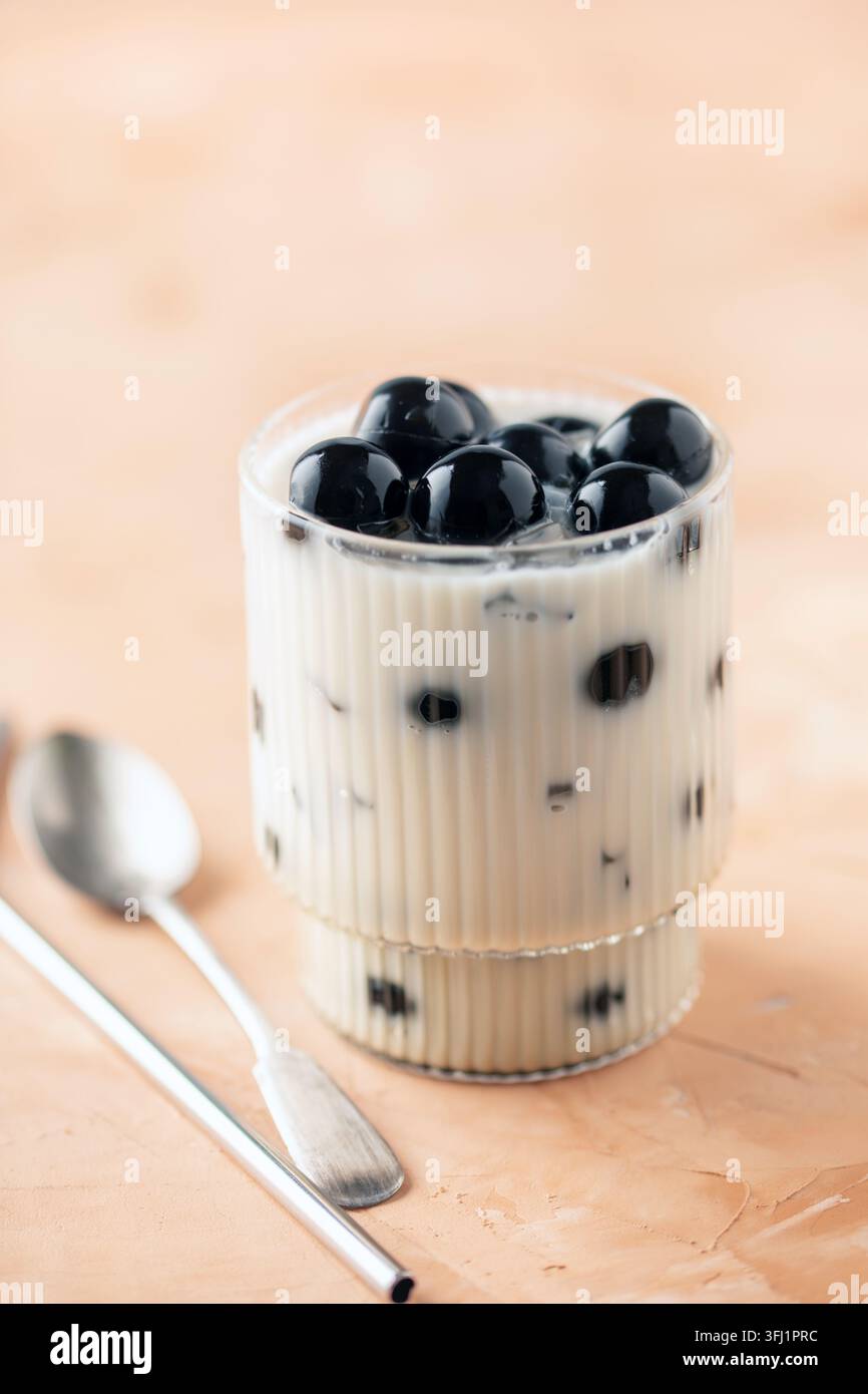 Teegelee mit Milch im Glas. Nachtisch nach dem Abendessen Stockfoto