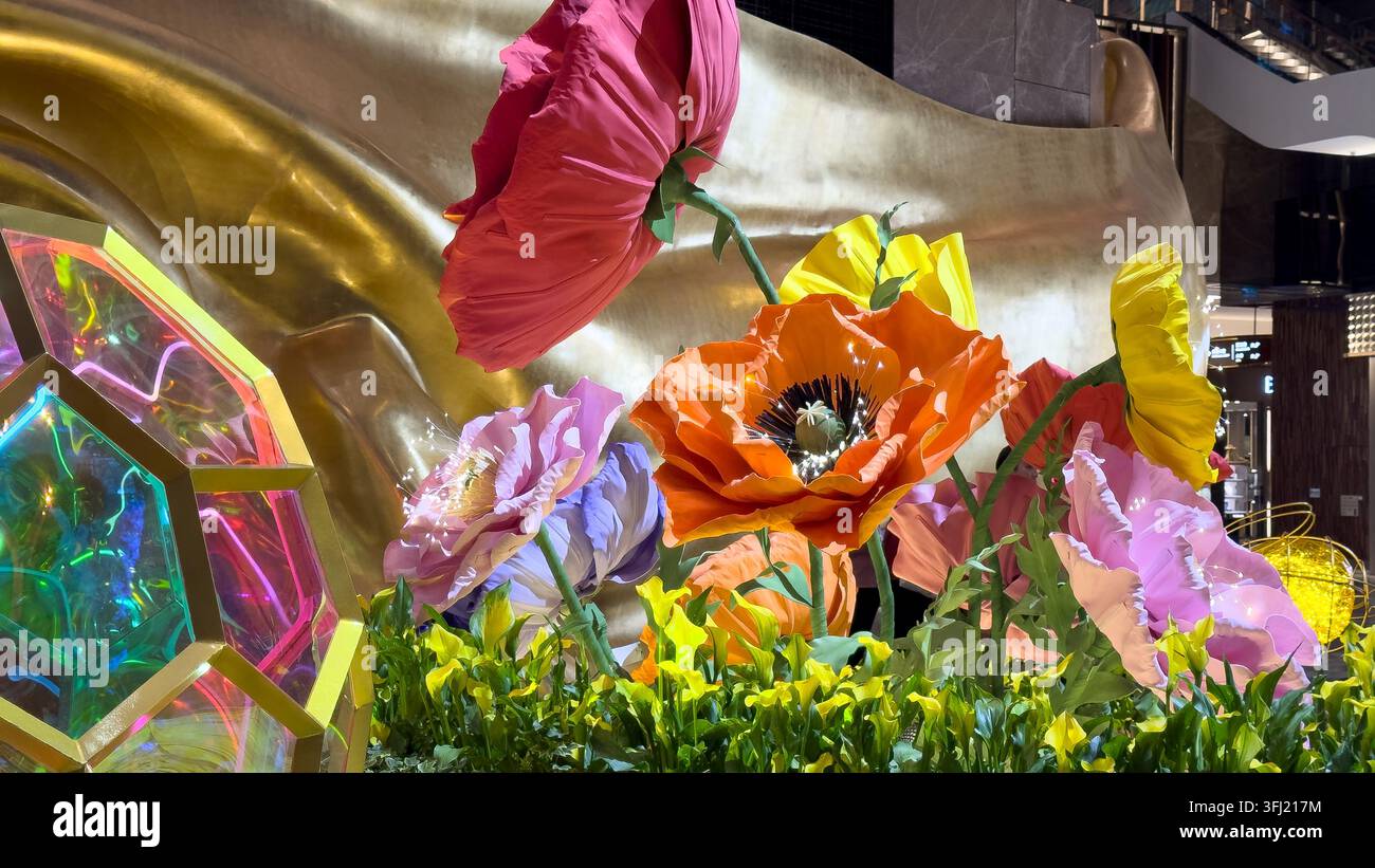 Große farbenfrohe Blumeninstallation, die in der Lobby des MGM Cotai in Macau, China, ausgestellt ist Stockfoto