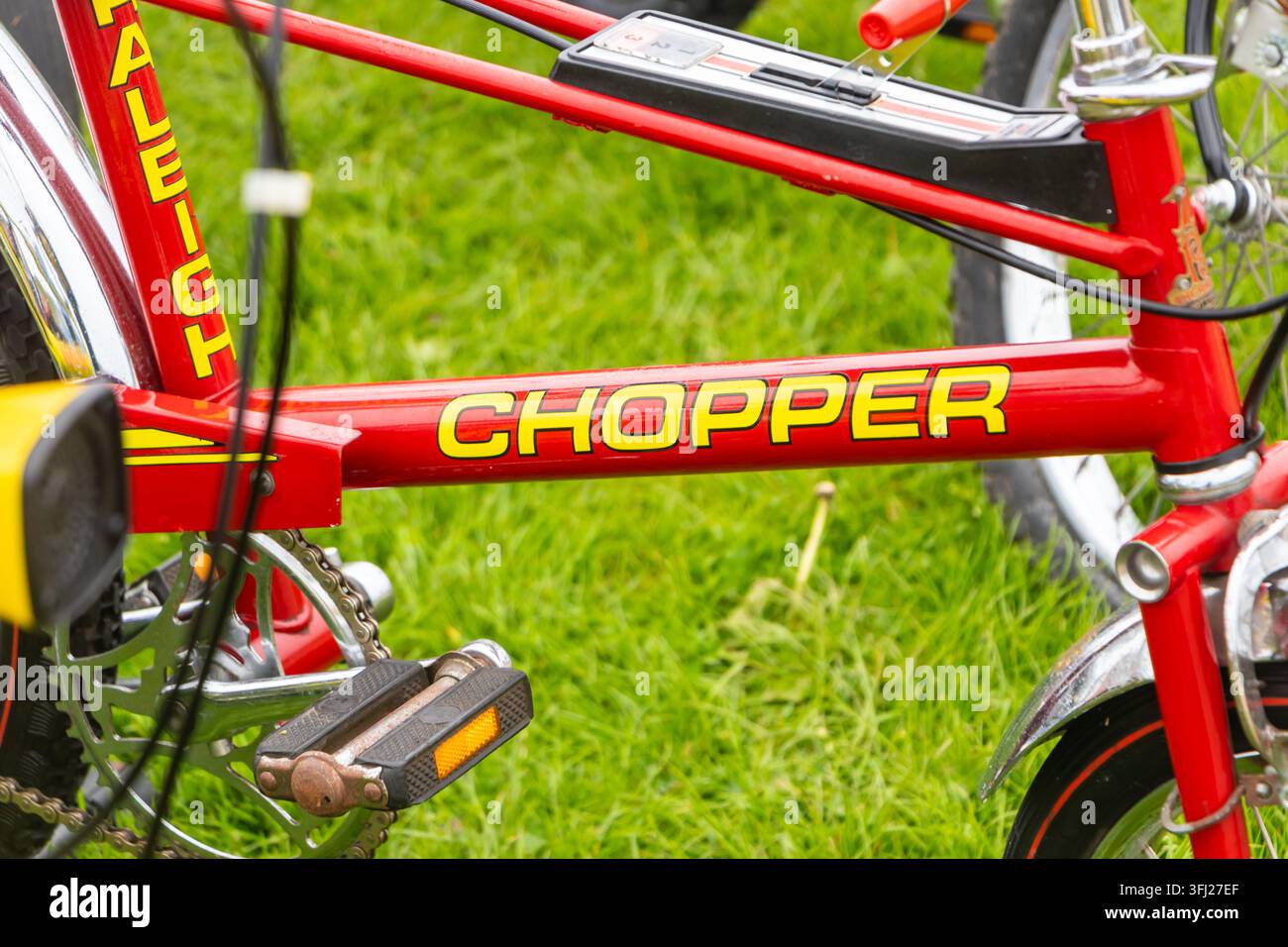Roter Raleigh Chopper Fahrradrahmen und Schalthebel im Freien auf dem Rasen Stockfoto