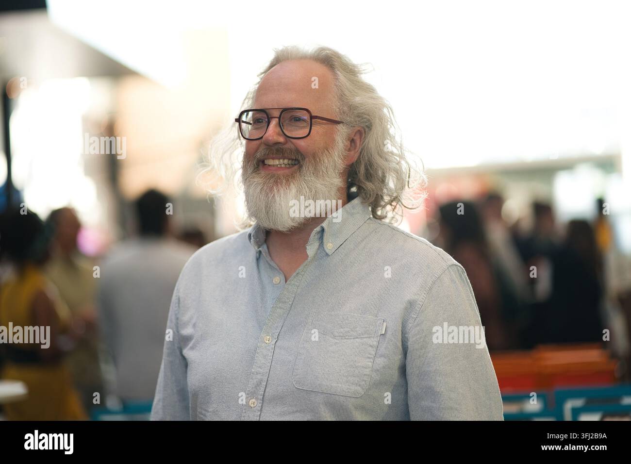 Stand-up-Comedian François Bellefeuille bei einer Fernsehlancierung. Stockfoto