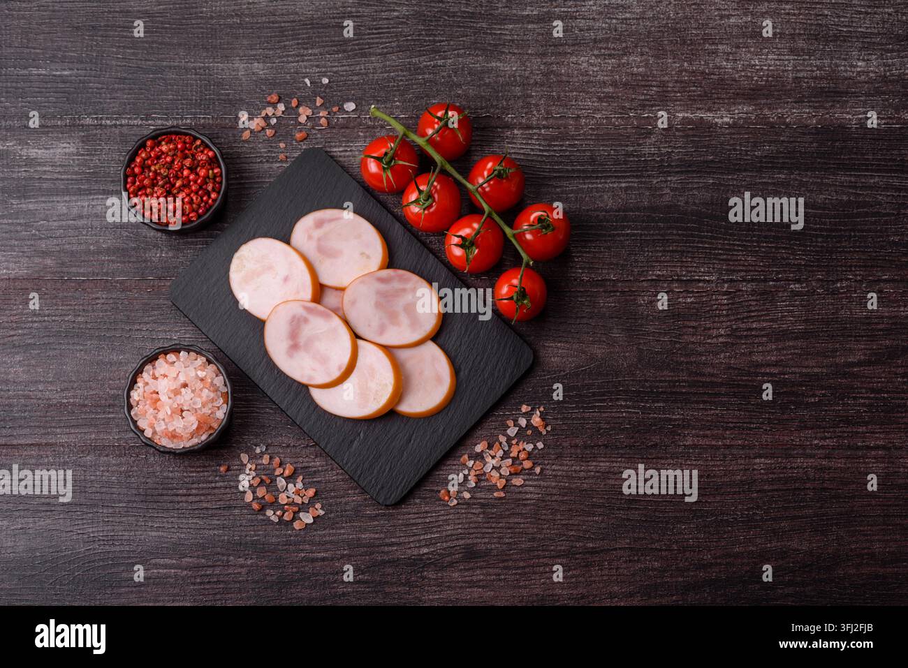 Gekochte Hähnchenwurst für Sandwiches und Antipasto zum Abendessen. Wurstscheiben als Lebensmittelhintergrund für Ihr Design Stockfoto
