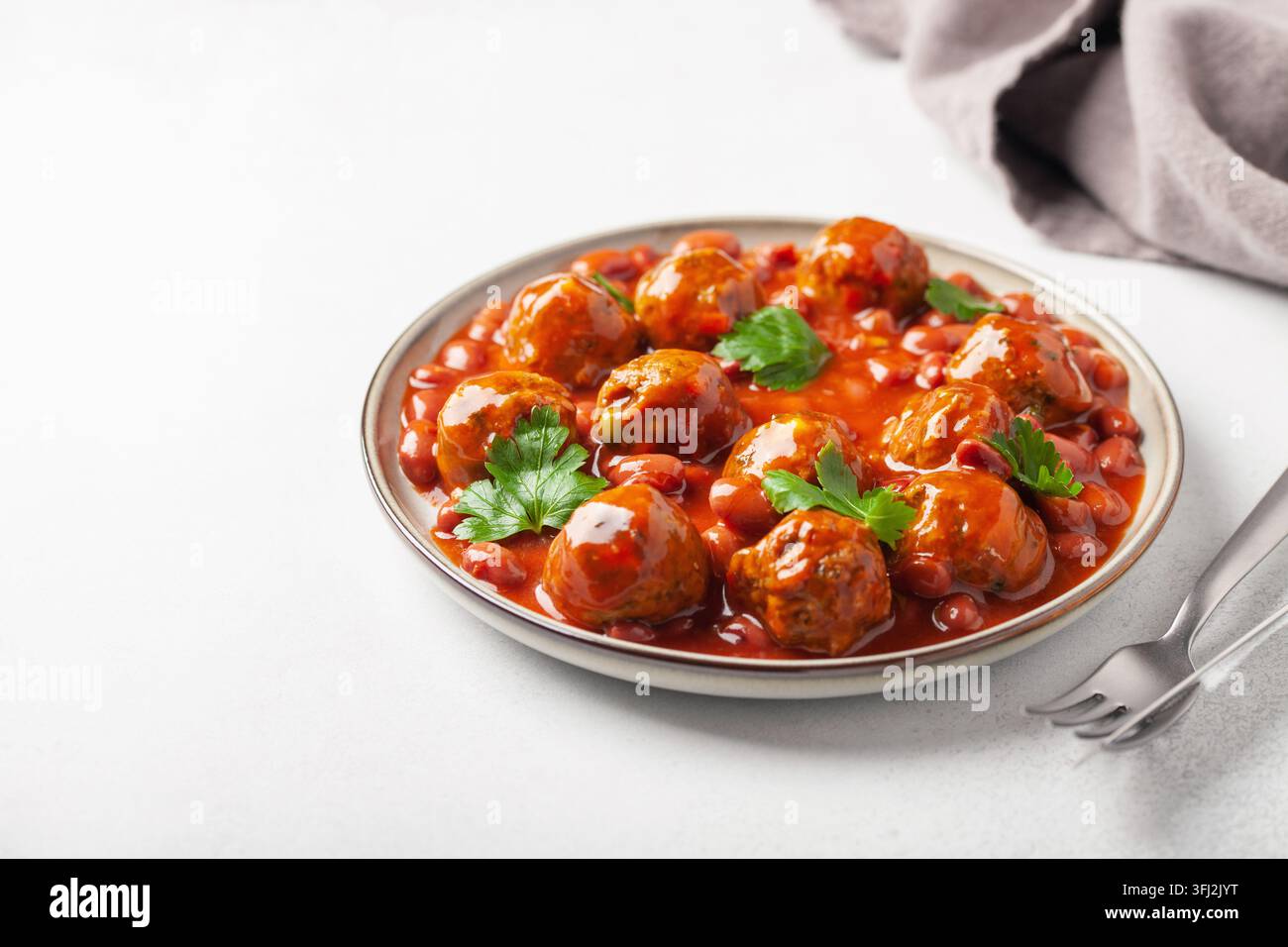 Gemüsebällchen in Tomatensauce mit Bohnen. Stockfoto