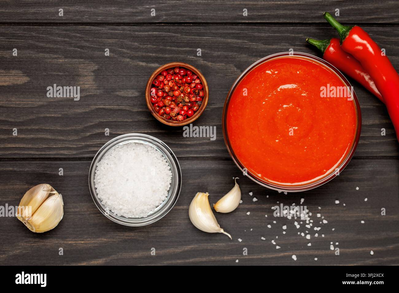 Frische Sriracha-Schärfschalensauce in einer Schüssel auf Holzunterlage. Ansicht von oben Stockfoto
