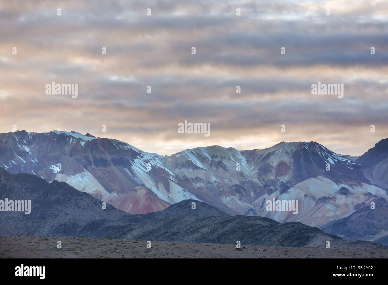 Wunderschöne Berglandschaft in den Anden (oder den südlichen Kordilleren) in Peru Stockfoto
