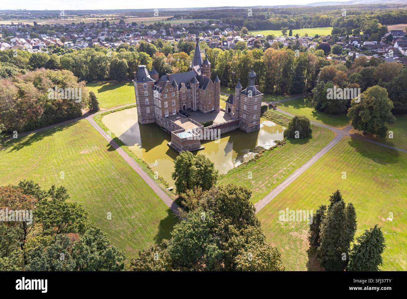 Das Schloss Merode von oben gesehen, Langerwehe, Nordrhein-Westfalen, Deutschland  |  Merode Schloss in Langerwehe von oben gesehen, Nordrhein-Westfalen Stockfoto