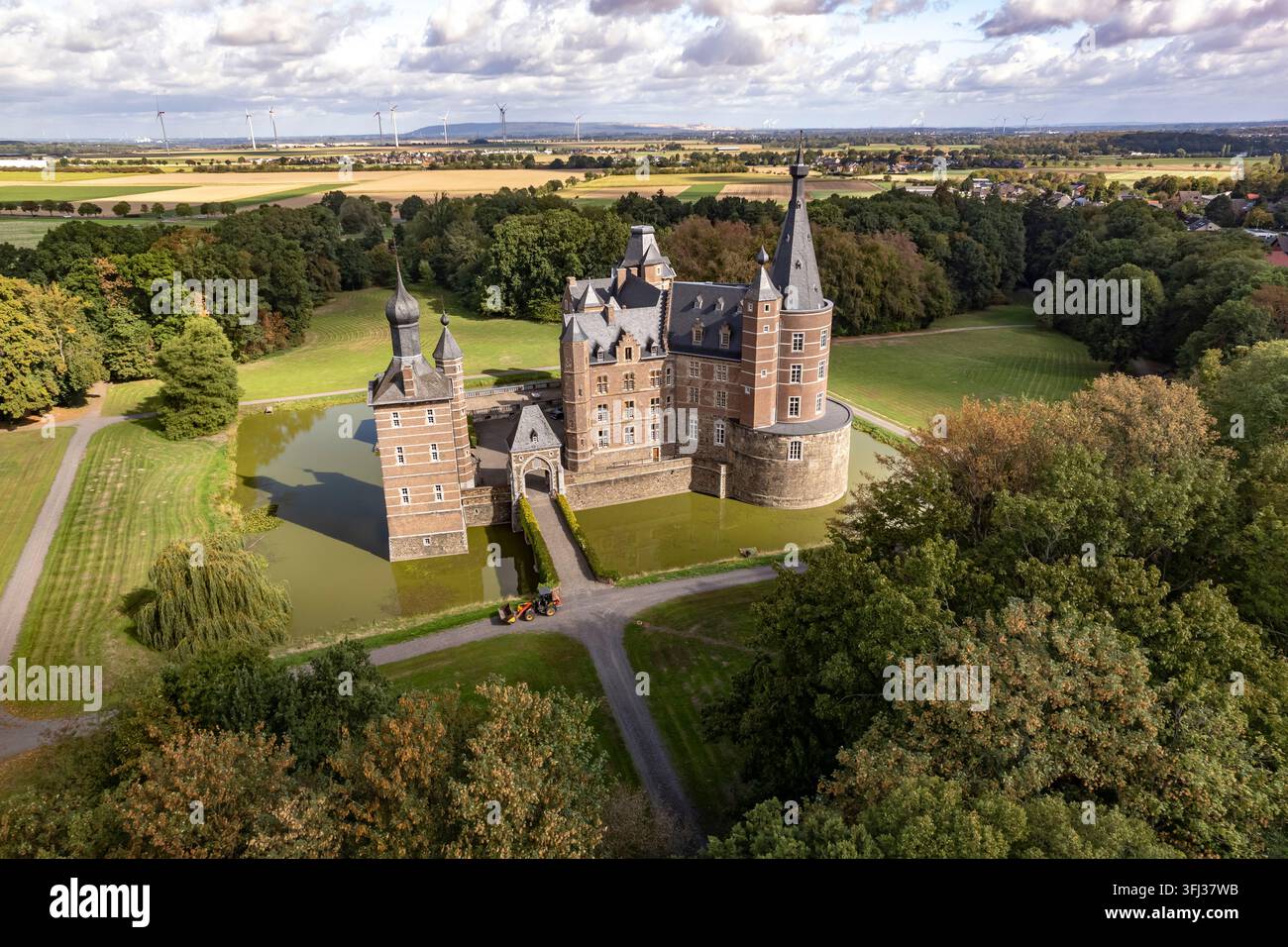 Das Schloss Merode von oben gesehen, Langerwehe, Nordrhein-Westfalen, Deutschland  |  Merode Schloss in Langerwehe von oben gesehen, Nordrhein-Westfalen Stockfoto