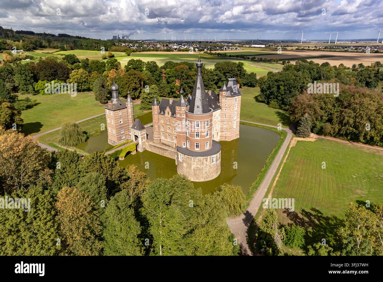 Das Schloss Merode von oben gesehen, Langerwehe, Nordrhein-Westfalen, Deutschland  |  Merode Schloss in Langerwehe von oben gesehen, Nordrhein-Westfalen Stockfoto