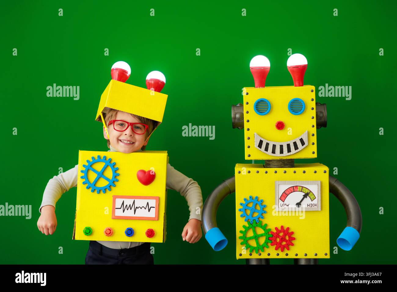 Glückliches Kind mit einem Roboter Stockfoto