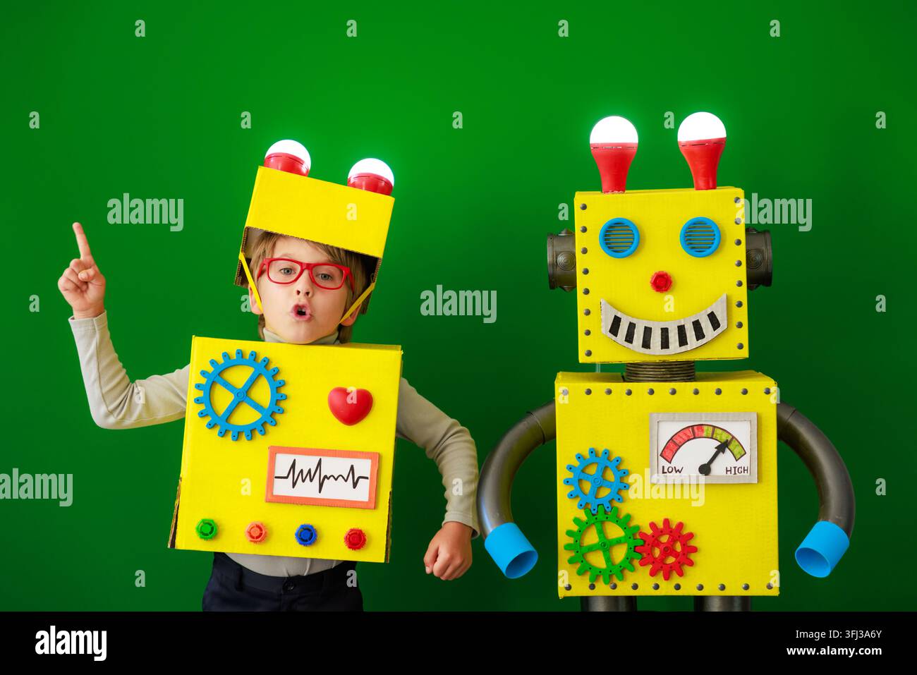 Glückliches Kind mit einem Roboter Stockfoto