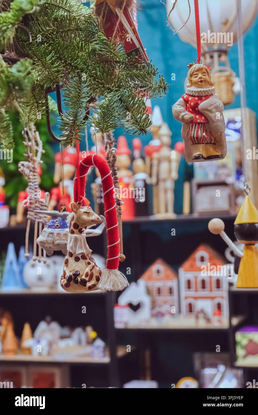 Handgemachte Weihnachtsschmuckstücke hängen an einer Tanne in einer festlichen Feiertagsausstellung, weihnachtliche Einkaufsstimmung. Stockfoto