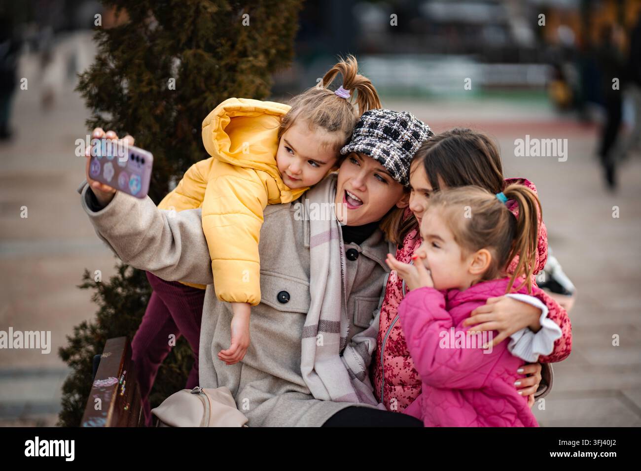 Glückliche Familie macht Selfie beim Stadtbummel Stockfoto
