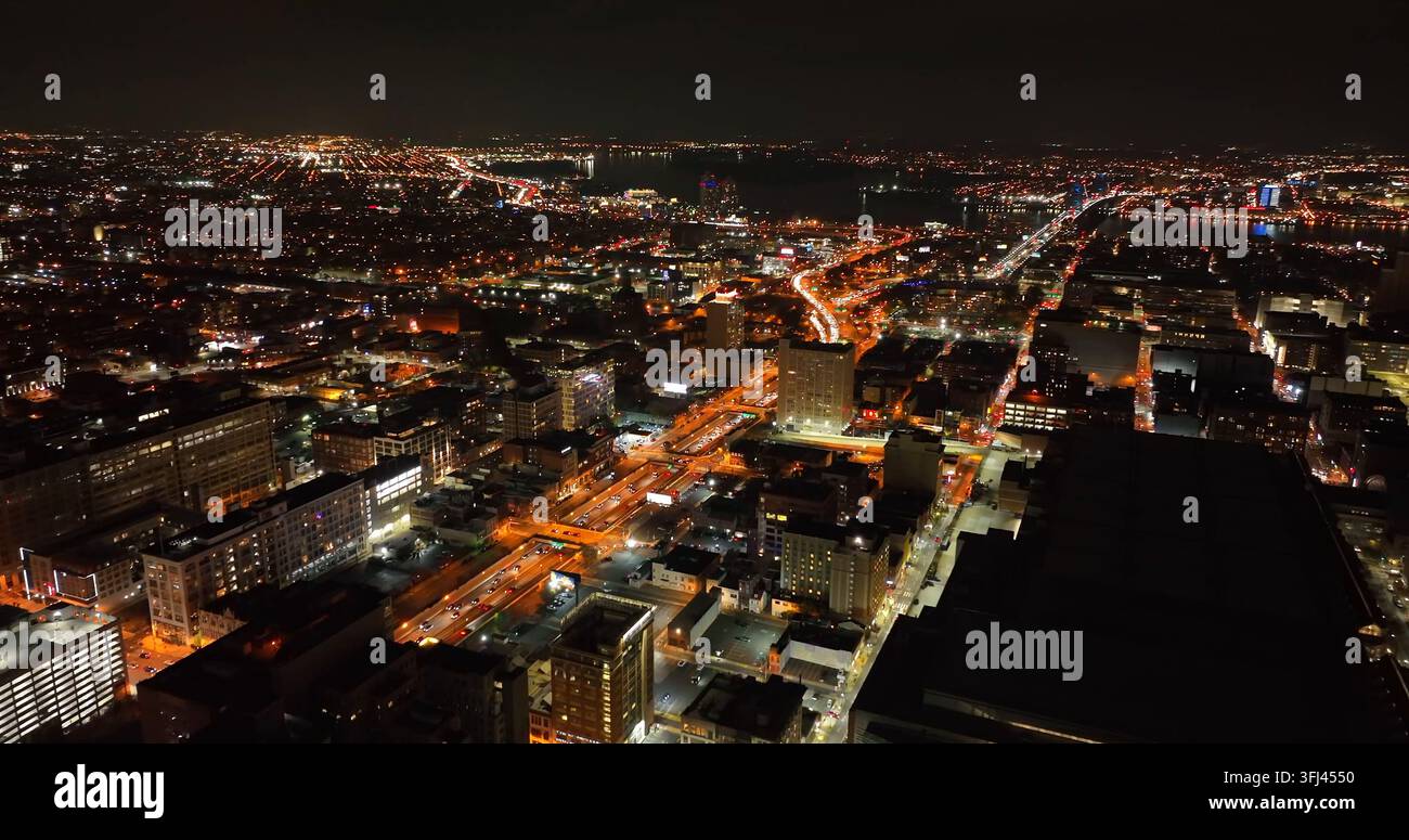 Luftbild der Stadt bei Nacht. Dunkler Himmel, während der Verkehr auf der Autobahn fließt. Vogelperspektive, Philadelphia, Pennsylvania. Stockfoto