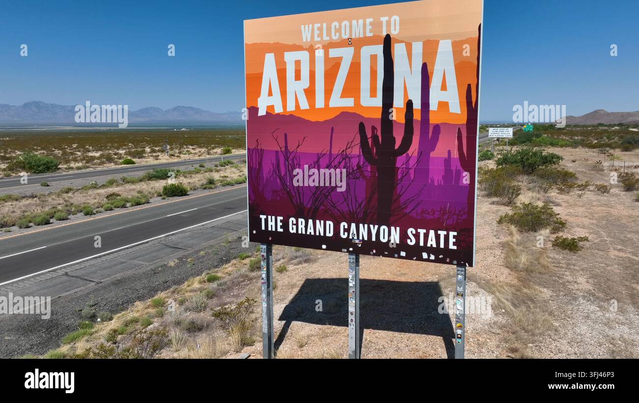 Arizona, der Grand-Canyon-Staat. Luftaufnahmen eines Staatsschilds entlang der Autobahn in der Wüste von AZ, Cochise County. Stockfoto