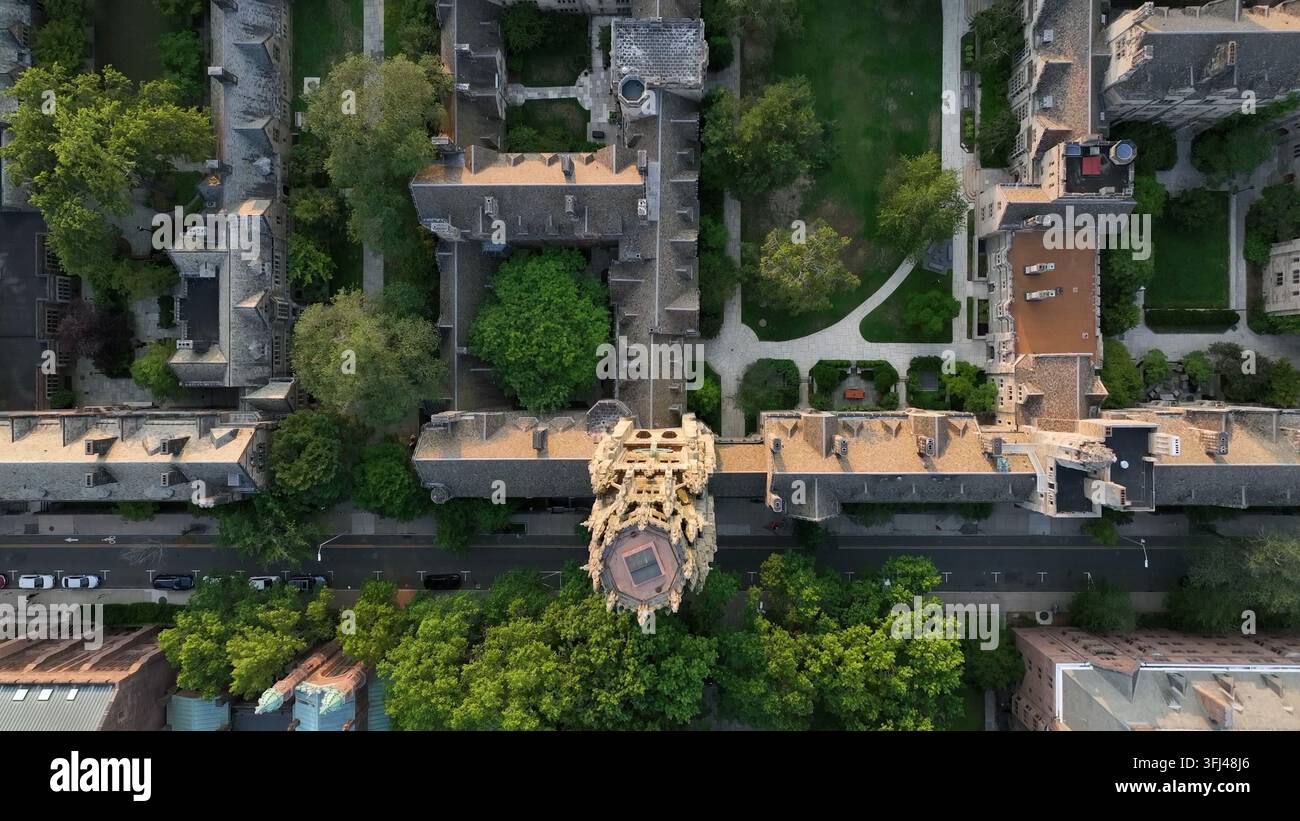 Luftaufnahme von oben der gotischen Architektur der Yale University, der historischen Höfe und des symmetrischen Campusgeländes in New Haven, Connecticut. Sonniger Tag in su Stockfoto