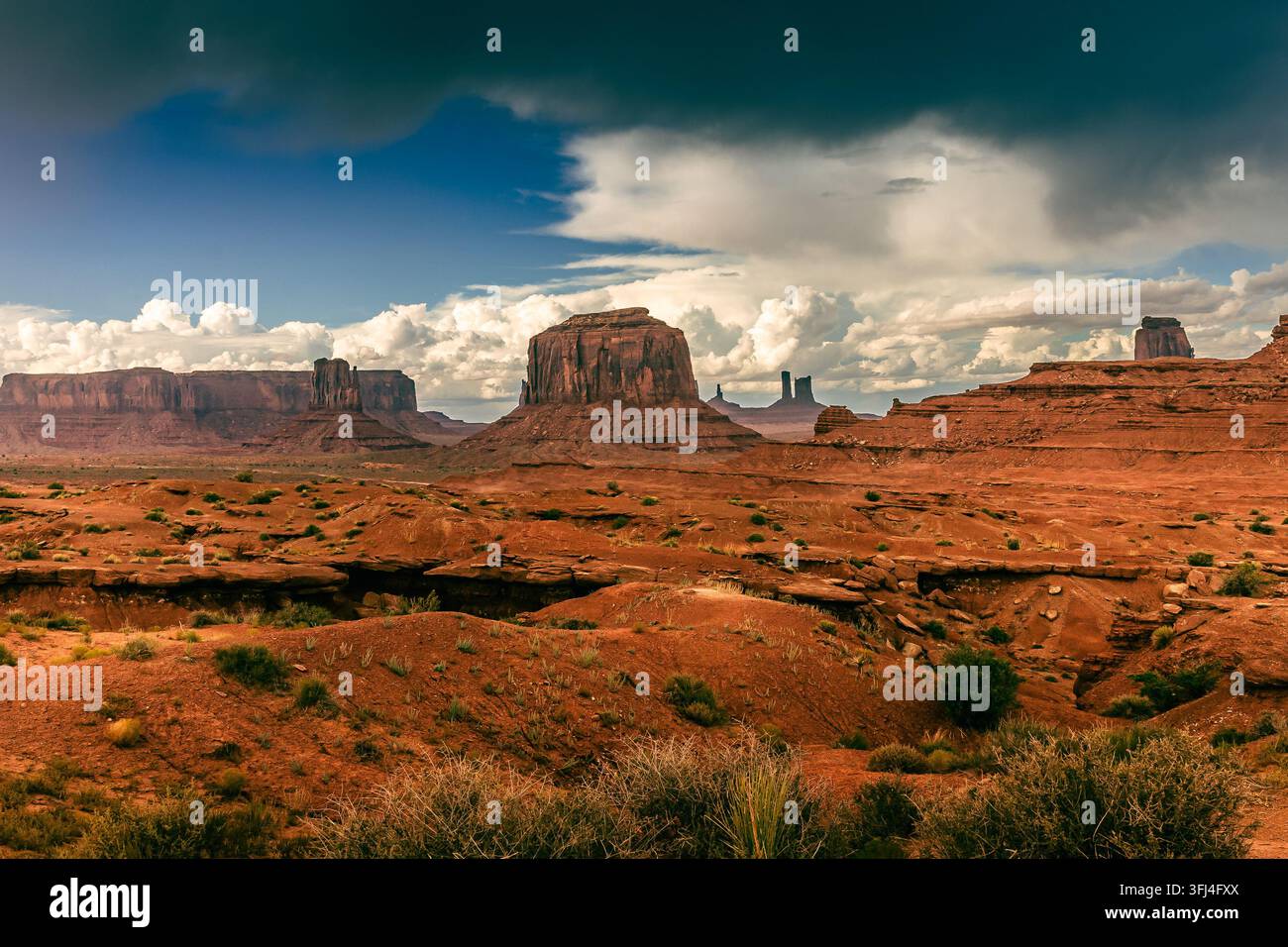 Ein spektakuläres, weitwinkliges Horizontalpanorama des Monument Valley Navajo Tribal Park, aufgenommen aus dem Bereich von John Ford's Point. Der weitläufige rote Sandstein Stockfoto