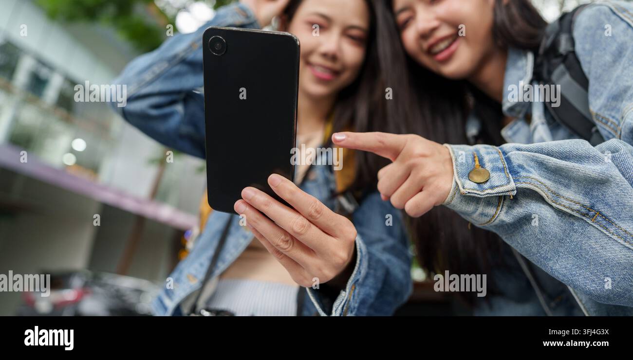 Zuschnitt auf Hände, die auf einen Smartphone-Bildschirm für KI-Technologie und mobile App zeigen Stockfoto