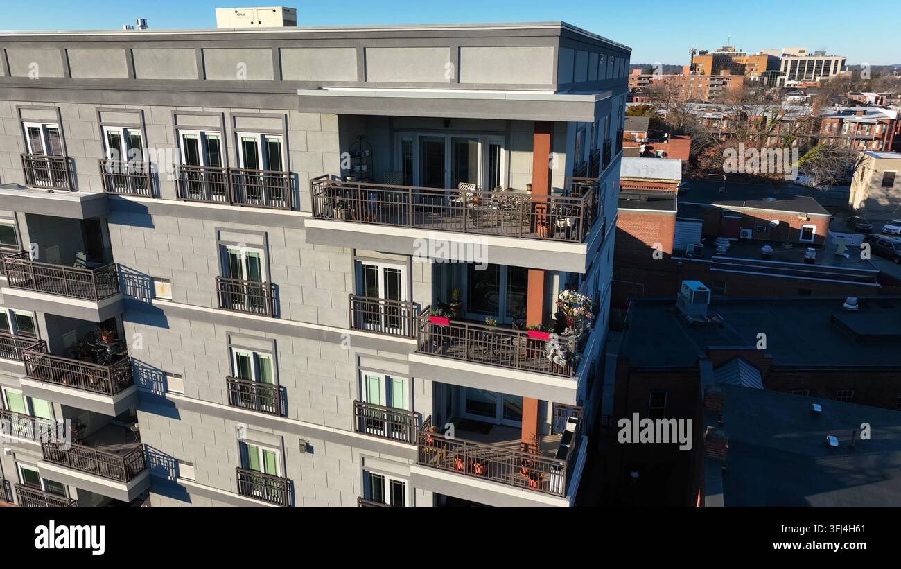 Umkreisende Luftaufnahme von Außenbalkonen in Luxuswohnungen in der amerikanischen Stadt Lancaster, Pennsylvania. Stockfoto
