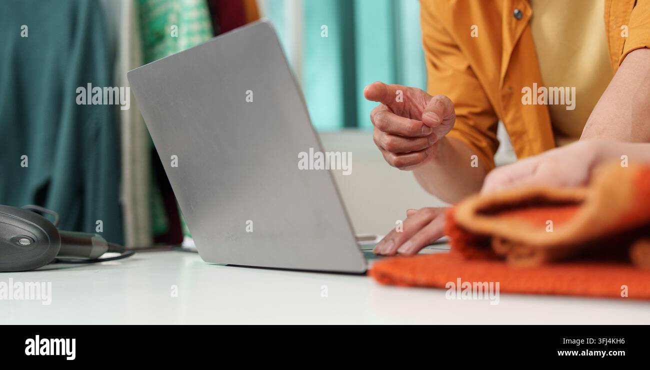 Unternehmer verwendet Laptop für die Verwaltung eines Online-Bekleidungsgeschäfts und Automatisierung mit smarter Technologie Stockfoto