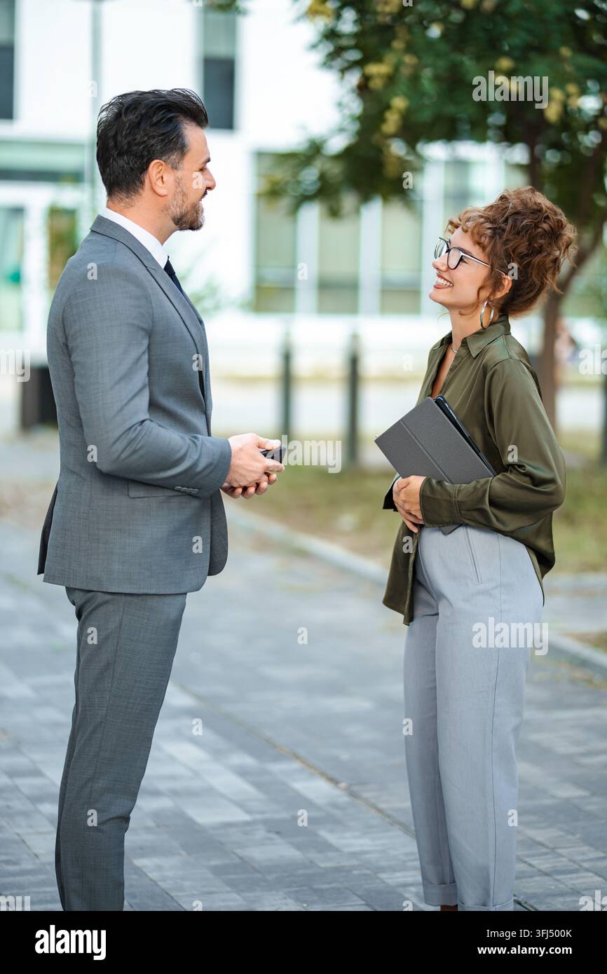 Geschäftsleute haben ein Treffen im Freien und besprechen ein neues Projekt Stockfoto
