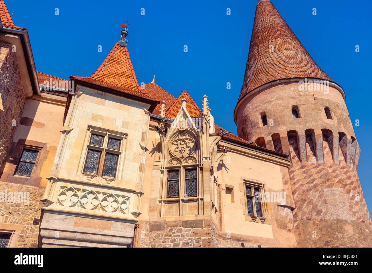 Gotischer Turm und verzierte Steinfassaden details von Corvin Castle in Hunedoara, Rumänien Stockfoto