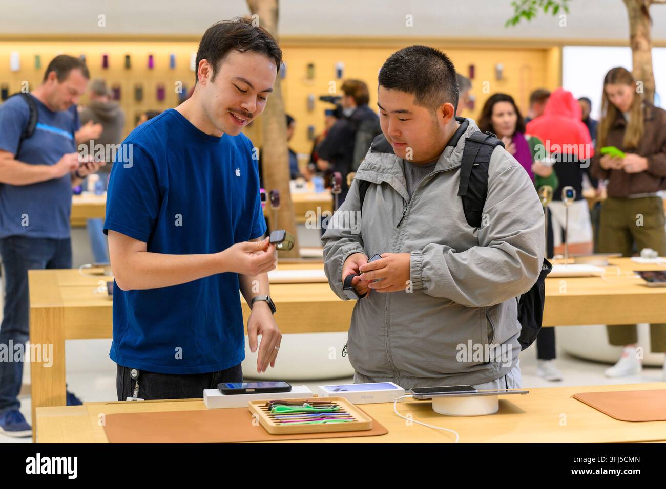 18.09.2026. London, UK Kunden betrachten die neue Apple Watch 12-Serie im Apple Regent Street Store. Bei der Vorstellung waren auch die Mobiltelefone Apple iPhone 18 Pro und iPhone 18 Pro Max, die Apple Watch Ultra 4 und die AirPods 5. Fotonachweis: Ray Tang Stockfoto