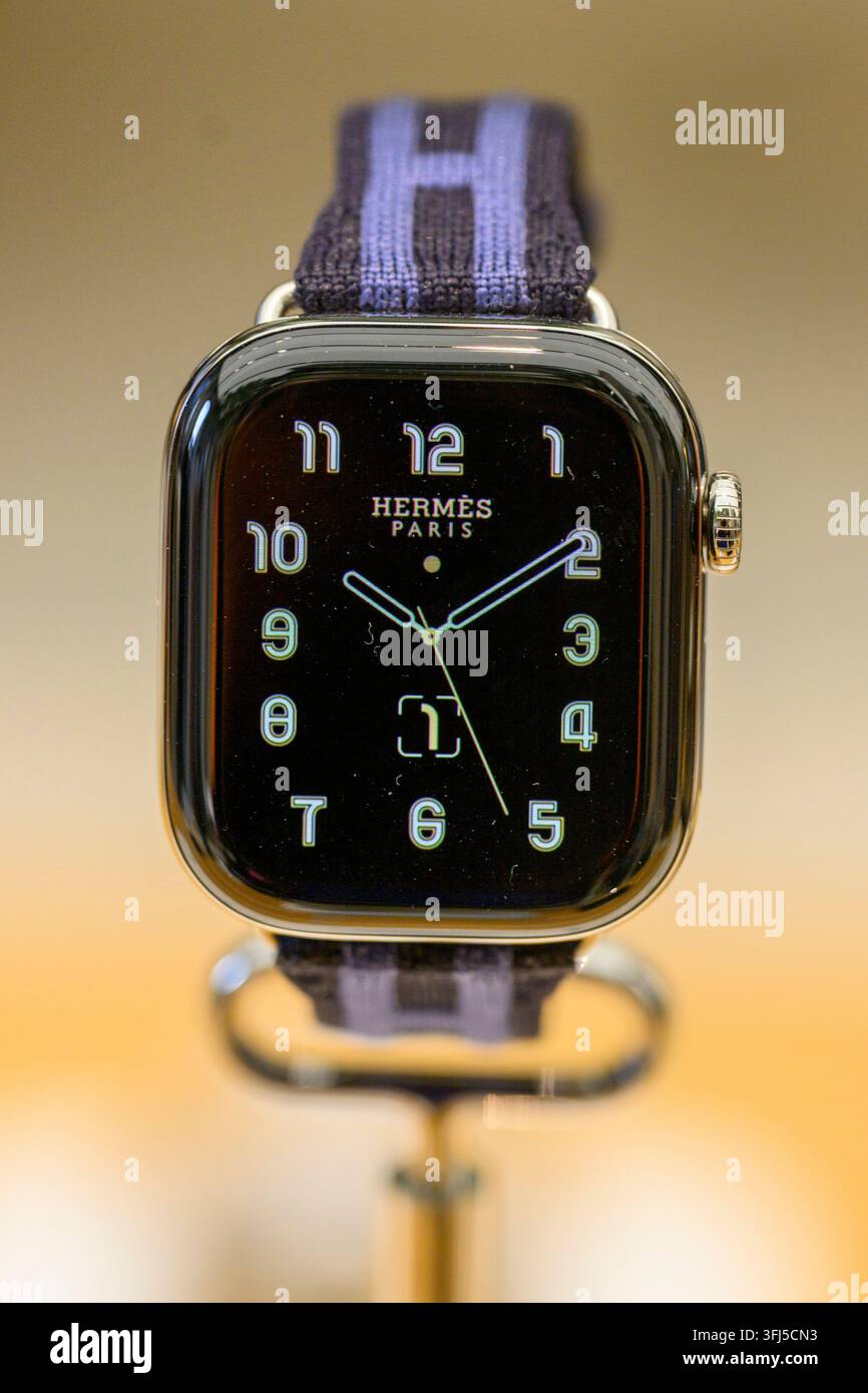 18.09.2026. London, UK Die neue Apple Hermes-Serie 12 Watch ist im Apple Regent Street Store ausgestellt. Bei der Vorstellung waren auch die Mobiltelefone Apple iPhone 18 Pro und iPhone 18 Pro Max, Apple Watch 12 und AirPods 5. Foto: Ray Tang Stockfoto