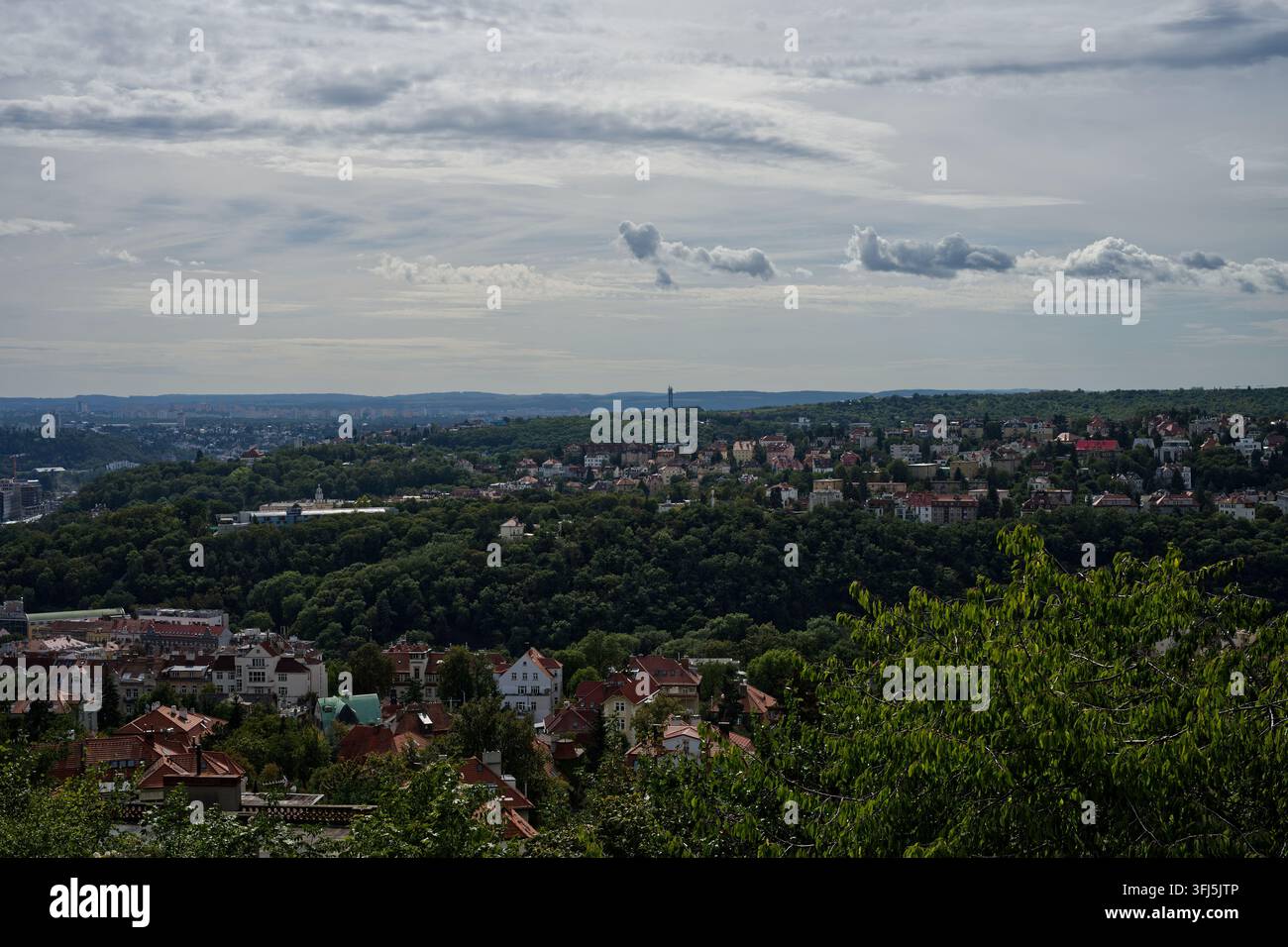 Panoramablick von Strahov über grüne Wohnviertel und bewaldete Hügel des westlichen Prags. Stockfoto