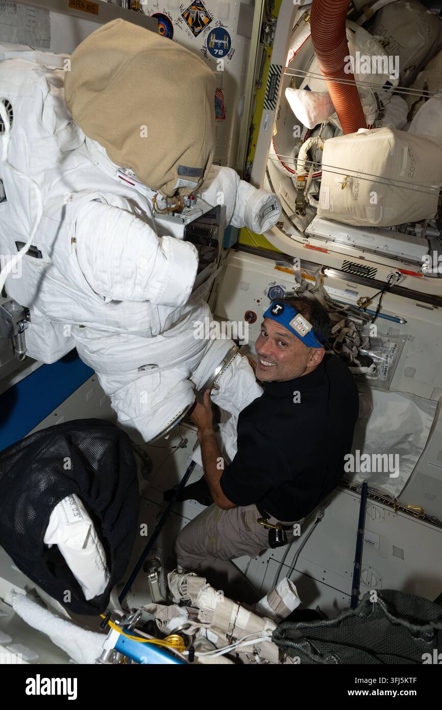 NASA-Astronaut Anil Menon wartet einen Raumanzug und seine Komponenten am 17. Juli 2026 Stockfoto