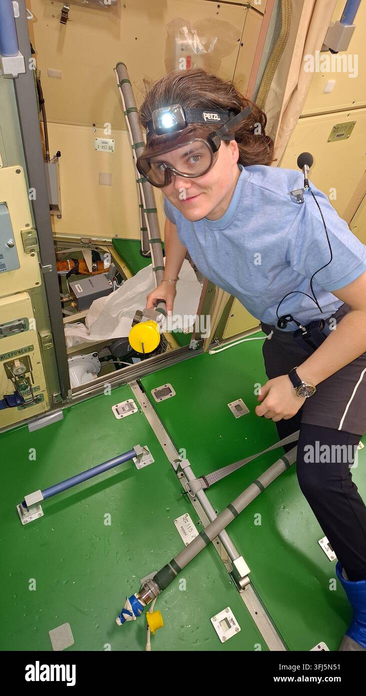 Roscosmos-Kosmonautin Anna Kikina trägt während Wartungsarbeiten eine Schutzbrille, 28. August 2026 Stockfoto