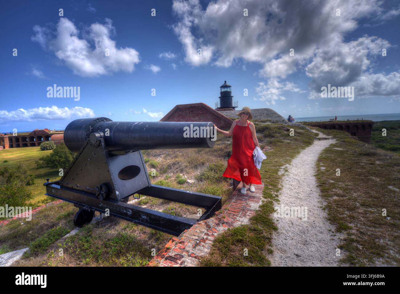 Fort Jefferson, Florida - 18. Mai 2025: Besucher geht entlang der historischen Wälle von Fort Jefferson im Dry Tortugas Nationalpark nahe Key West, Flo Stockfoto