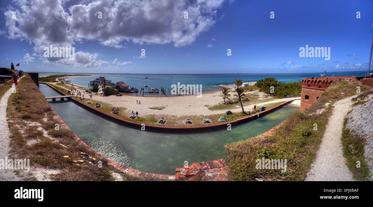 Fort Jefferson, Florida - 18. Mai 2025: Panoramablick von den Wällen von Fort Jefferson im Dry Tortugas Nationalpark, zeigt Strand, türkisfarbenes Golfwa Stockfoto