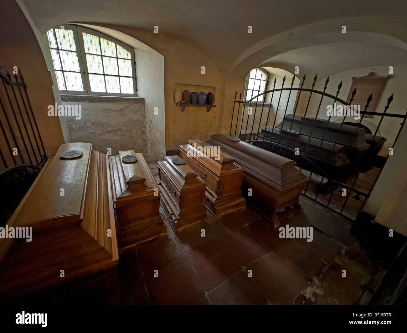 Historisches Beerdigungskrypta unter der Christians Kirche in Christianshavn, Kopenhagen, mit Särgen und vergitterten Grabnischen. Stockfoto