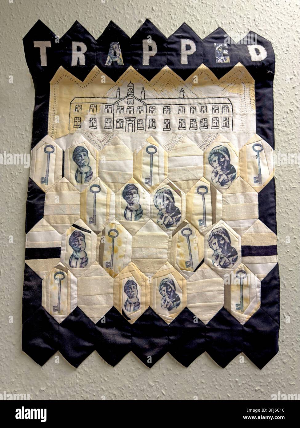 Gefangen, ein gestepptes Textilkunstwerk von Jan Aldersey im Weaver Hall Museum, das Einschränkung und die Geschichte des Arbeitshauses widerspiegelt. Stockfoto