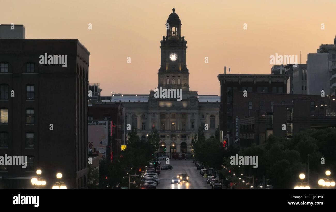 Fernaufnahme des Gerichtsgebäudes von Polk County im Zentrum von Des Moines, Iowa während des Sonnenuntergangs. Luftaufnahme bei Nacht. Stockfoto