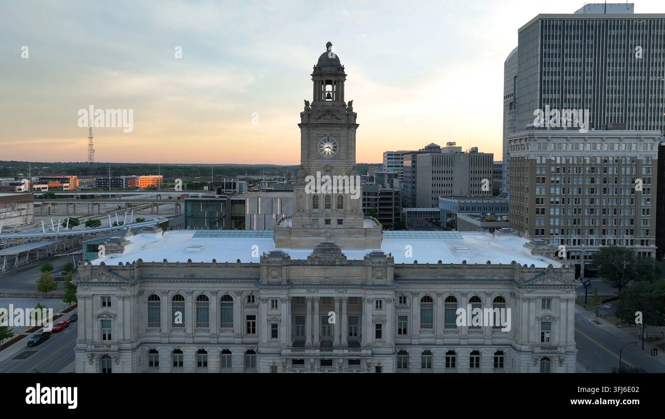 Polk County Courthouse in der Innenstadt von Des Moines, Iowa bei Sonnenuntergang. Aufsteigende Luftaufnahme, Des Moines. Stockfoto
