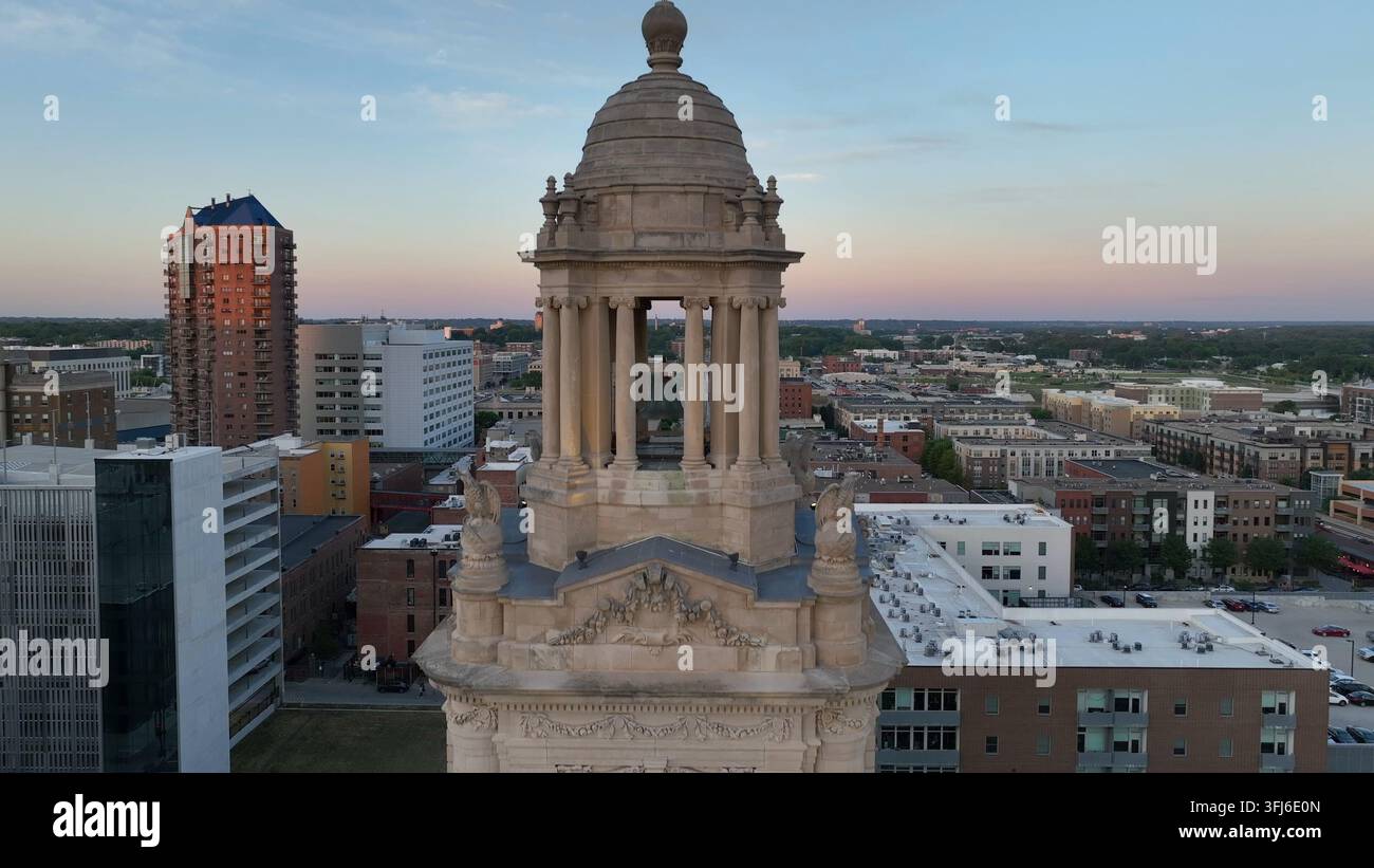 Uhr am Bezirksgericht von Polk County in der Innenstadt von Des Moines, Iowa während des Sonnenuntergangs. Aufsteigende Luftaufnahme. Stockfoto