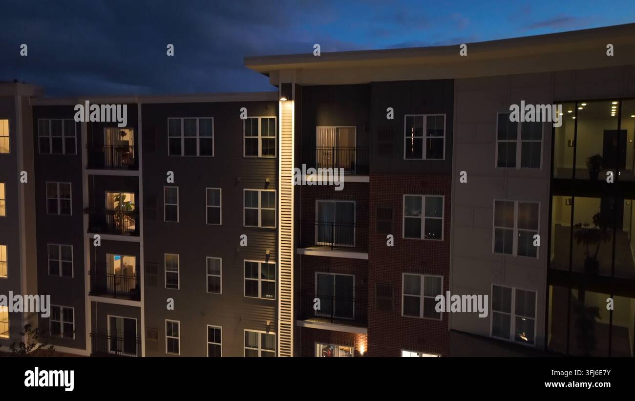 Wohnkomplex bei Nacht. Luftaufnahme, die nach oben schwenkt, von modernen High-End-Mietwohnungen in den USA, Lititz, Pennsylvania. Stockfoto