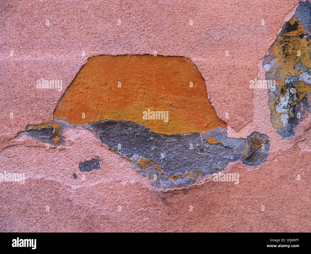 Bunte Wandtextur in städtischer Umgebung Stockfoto
