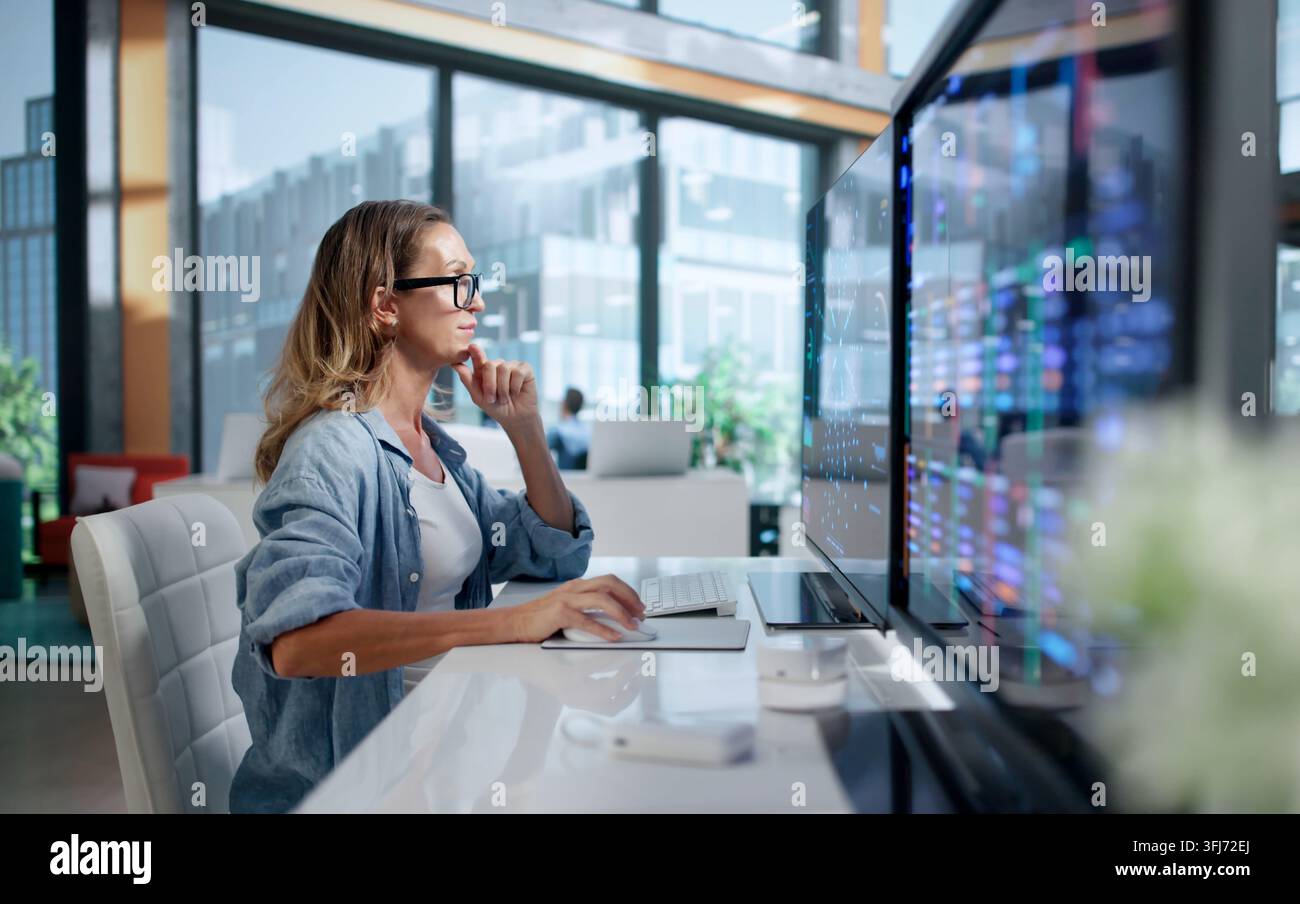 Datenwissenschaftler analysiert neuronale Netzwerkmodelle mit fortschrittlichen KI-Tools. Stockfoto